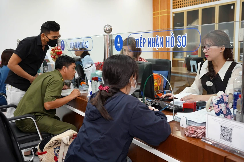 Cán bộ BHXH khu vực XXVII (tên gọi của BHXH TP.HCM, Bình Dương, bà Rịa -Vũng Tàu sau sáp nhập) tư vấn cho người dân về chế độ BHXH tại bộ phận một cửa. Ảnh: THUẬN VĂN