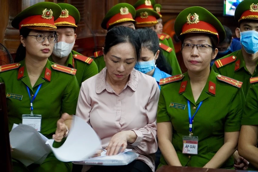 8 tội danh được bãi bỏ hình phạt tử hình, trong đó có tội tham ô tài sản (ảnh bà Trương Mỹ Lan trong phiên toà sơ thẩm tại TAND TP.HCM). Ảnh: HOÀNG GIANG