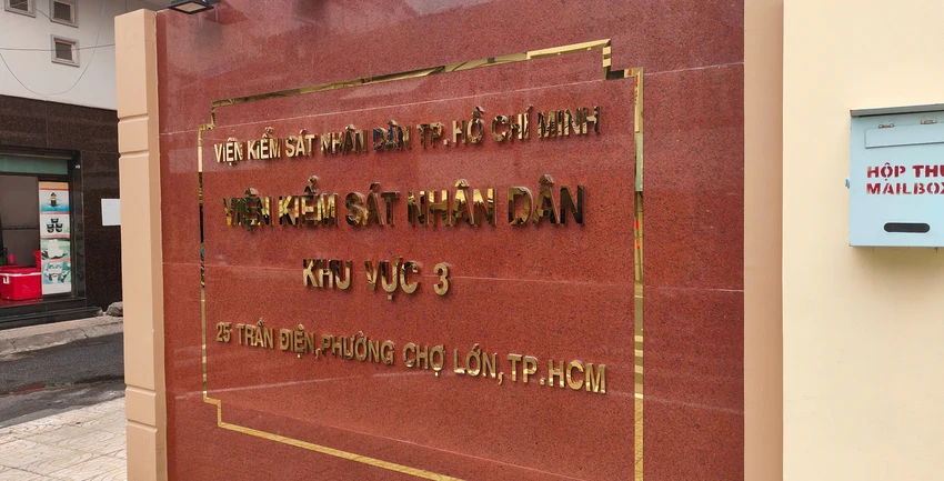 Trụ sở VKSND quận 5 thay biển tên thành VKSND Khu vực 3 - TP.HCM để đi vào hoạt động. Ảnh: SM